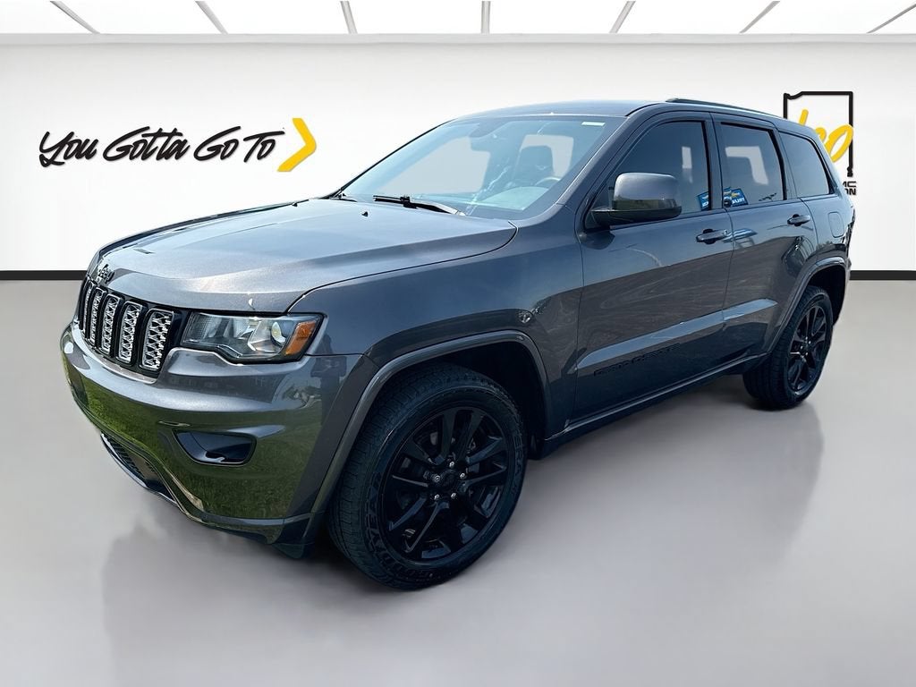 2018 Jeep Grand Cherokee Altitude 4x4 in Gray — front three-quarter view